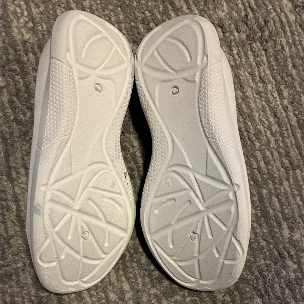 Danskin White Slip-On Sneakers, size 6 - Picture 4 of 5